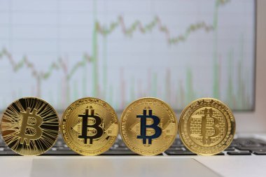  ile grafik ekran üzerinde klavye üzerinde altın bitcoin