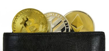 litecoin, bitcoin ve ethereum siyah deri cüzdan içinde yalan