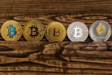  Altın bitcoin stand üst üste ahşap tablo