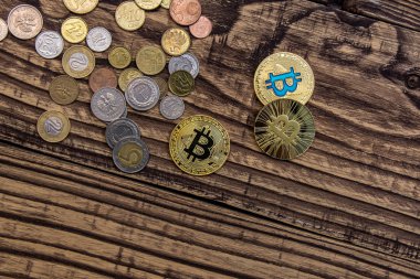  Her zamanki sikkelerinde ile tahta masada altın bitcoins yalan