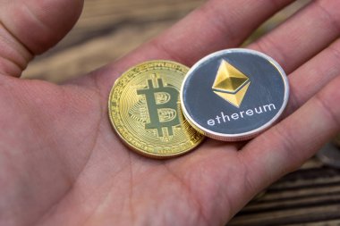  Bitcoin ve ethereum elini eski ahşap arka plan üzerinde yalan