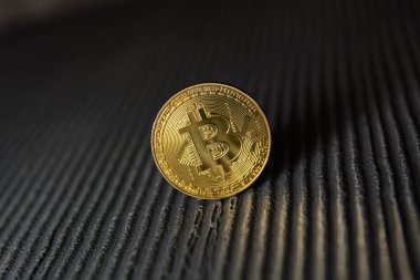  Arka planda, altın Bitcoin yakın çekim