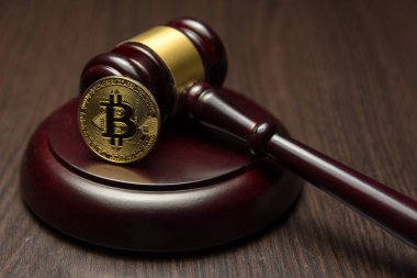  Yargıç tokmak ahşap kaide üzerinde altın bitcoin