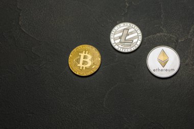  Bitcoins, litecoin ve ethereum yalan eski koyu arka plan üzerine