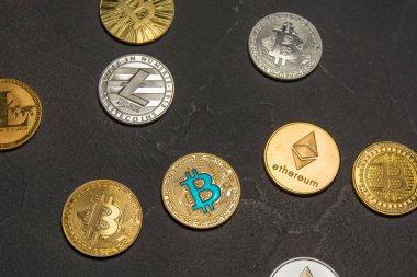  Bitcoins, litecoin ve ethereum yalan eski koyu arka plan üzerine