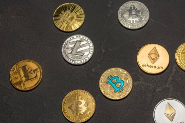  Bitcoins, litecoin ve ethereum yalan eski koyu arka plan üzerine
