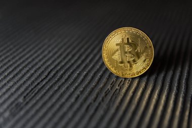  Arka planda, altın Bitcoin yakın çekim