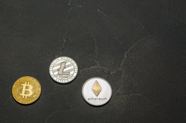  Bitcoins, litecoin ve ethereum yalan eski koyu arka plan üzerine