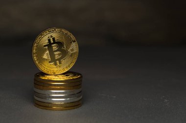  Altın bitcoin sikke yığını üzerinde durmak