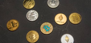  Bitcoins, litecoin ve ethereum yalan eski koyu arka plan üzerine