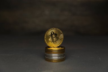  Altın bitcoin sikke yığını üzerinde durmak