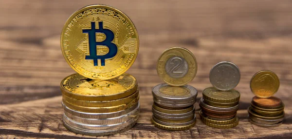 Goldene Bitcoins Liegen Einem Haufen Auf Holztisch Mit Den Üblichen — Stockfoto