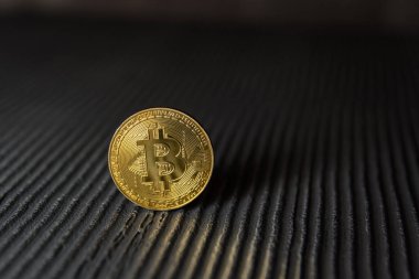  Arka planda, altın Bitcoin yakın çekim