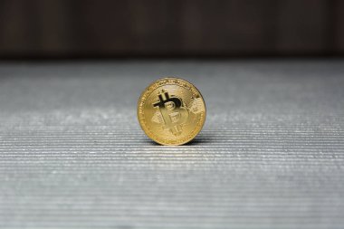  Arka planda, altın Bitcoin yakın çekim