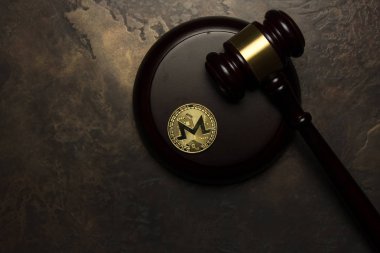  Altın monero yalan arka plan üzerinde Yargıç tokmak ile