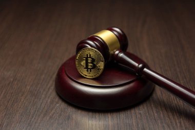  Yargıç tokmak ahşap kaide üzerinde altın bitcoin