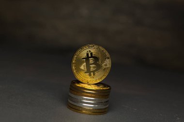  Altın bitcoin sikke yığını üzerinde durmak