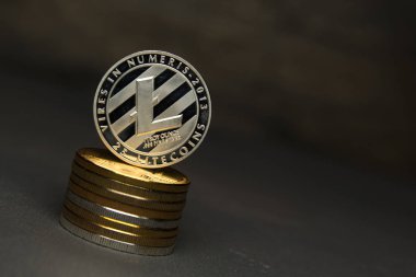  Gümüş sikke yığını Litecoin kürsüye
