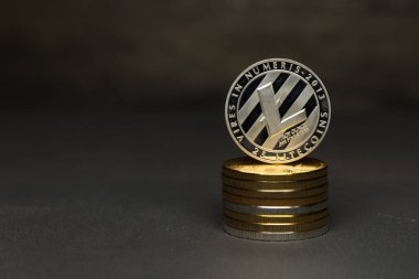  Gümüş sikke yığını Litecoin kürsüye