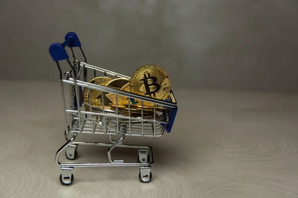 Złote Bitcoinów Wózek Zakupy — Zdjęcie stockowe