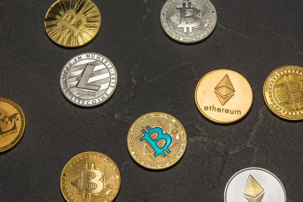  Bitcoins, litecoin ve ethereum yalan eski koyu arka plan üzerine