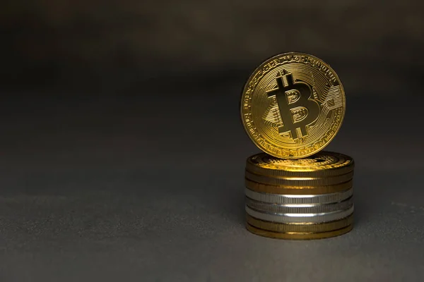 Goldener Bitcoin Stand Auf Stapel Von Münzen — Stockfoto