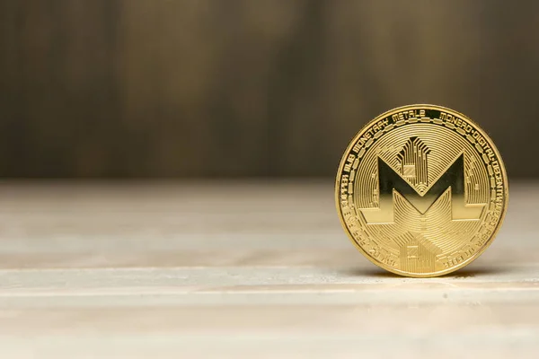 Monero Dorado Sobre Fondo Hecho Yeso Decorativo — Foto de Stock