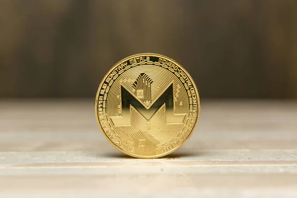 Monero Dorado Sobre Fondo Hecho Yeso Decorativo — Foto de Stock