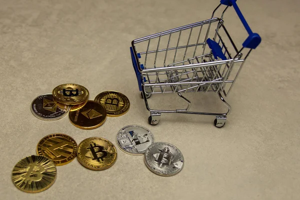 Złote Bitcoinów Wózek Zakupy — Zdjęcie stockowe
