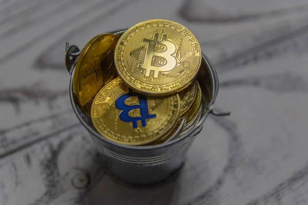 Goldener Bitcoin Und Andere Kryptowährung Spielzeug Metalleimer — Stockfoto