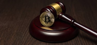 Yargıç tokmak ile ahşap ayaklı kürsüye altın bitcoin