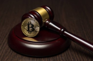  Yargıç tokmak ile ahşap ayaklı kürsüye altın bitcoin