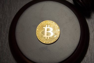  Altın bitcoin yalan Yargıç tokmak ahşap kaide üzerine