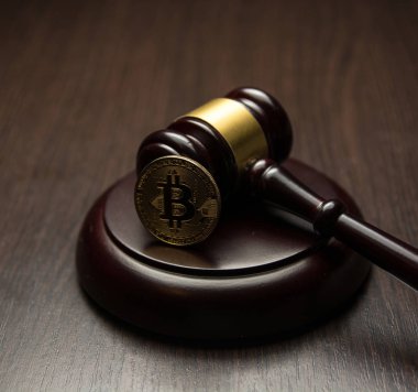  Yargıç tokmak ile ahşap ayaklı kürsüye altın bitcoin