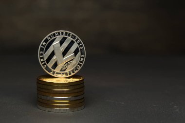  Gümüş sikke yığını Litecoin kürsüye