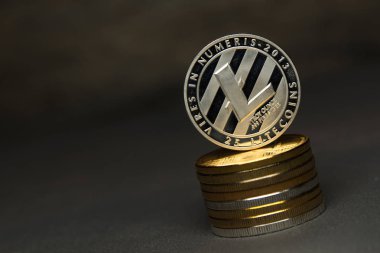  Gümüş sikke yığını Litecoin kürsüye