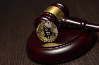  Yargıç tokmak ile ahşap ayaklı kürsüye altın bitcoin