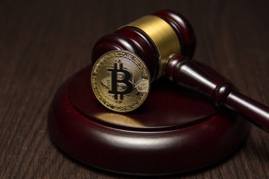  Yargıç tokmak ile ahşap ayaklı kürsüye altın bitcoin