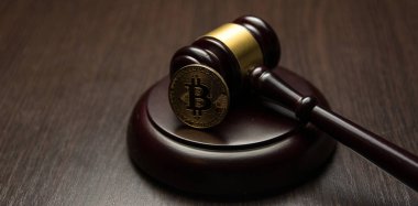  Yargıç tokmak ile ahşap ayaklı kürsüye altın bitcoin