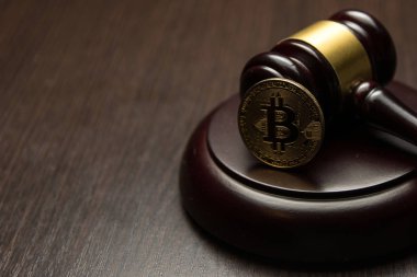  Yargıç tokmak ile ahşap ayaklı kürsüye altın bitcoin