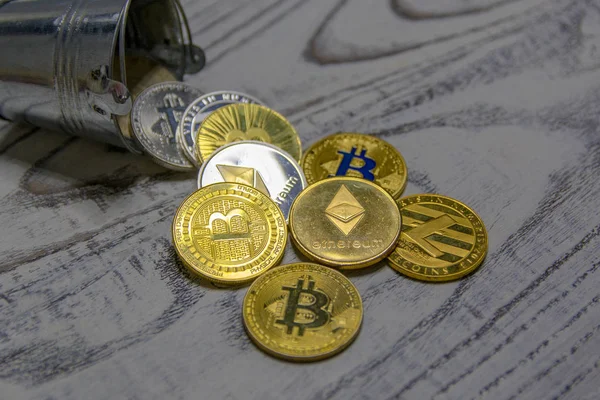 Goldener Bitcoin Und Andere Kryptowährung Spielzeug Metalleimer — Stockfoto