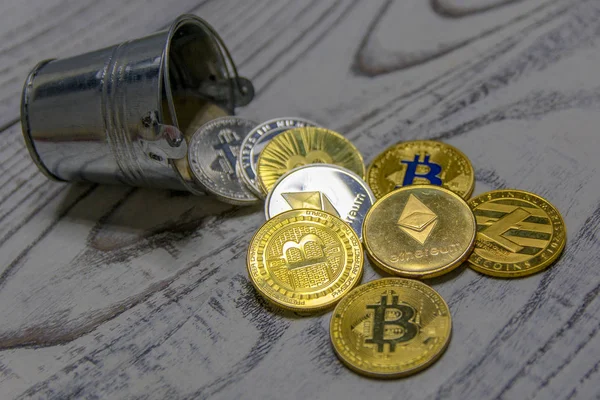 Goldener Bitcoin Und Andere Kryptowährung Spielzeug Metalleimer — Stockfoto