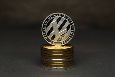  Gümüş sikke yığını Litecoin kürsüye