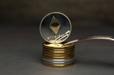 Kripto Döviz Alım Ethereum sikke ve gümüş çatal yığını üzerinde durmak