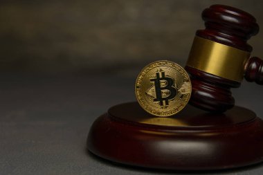  Yargıç tokmak yanında ahşap ayaklı kürsüye altın bitcoin
