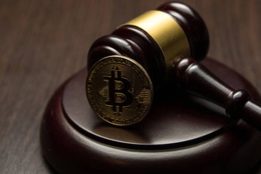  Yargıç tokmak ile ahşap ayaklı kürsüye altın bitcoin