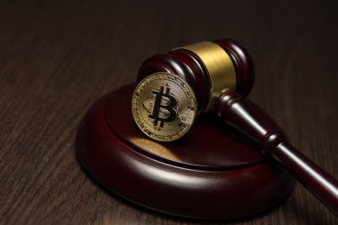  Yargıç tokmak ile ahşap ayaklı kürsüye altın bitcoin