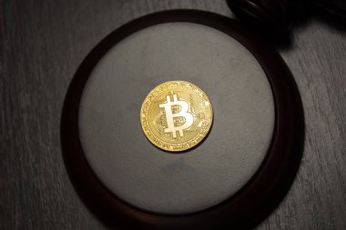  Altın bitcoin yalan Yargıç tokmak ahşap kaide üzerine