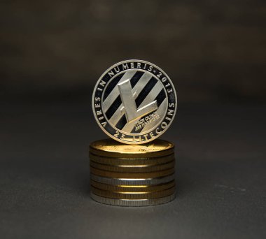 Gümüş sikke yığını Litecoin kürsüye