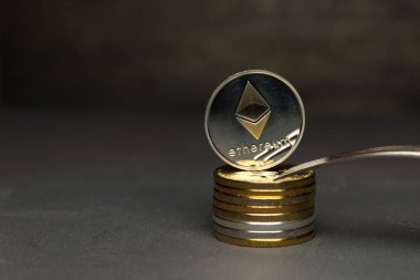 Kripto Döviz Alım Ethereum sikke ve gümüş çatal yığını üzerinde durmak
